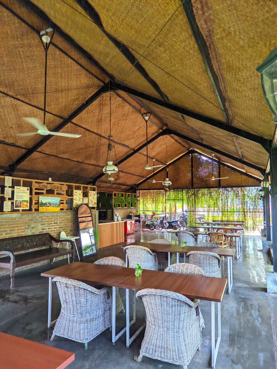 Suasana Kopi Sawah Majalengka dengan pemandangan persawahan